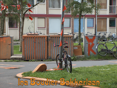 716553 Fotopaneeltje, met een afbeelding van oranjeversieringen op het studentencomplex Ina Boudier-Bakkerlaan (IBB) te ...